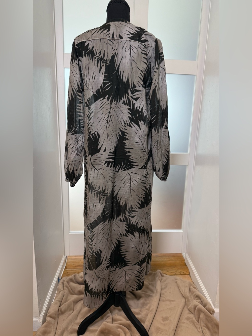 James Perse Black & Gray Leaf-Print V-Neck Maxi Dress, 100% Cotton, size 1/Small - Picture 4 of 10